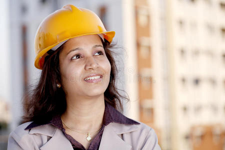 年轻女建筑工程师