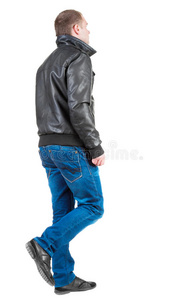 帅哥的背影人物背影棚拍年轻男人跳街舞穿t恤走路帅哥的背影穿着长袍