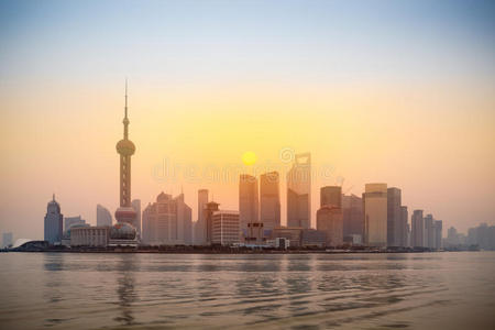 日出中的上海陆家嘴天际线图片