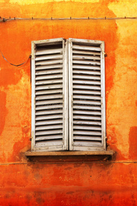 橙色墙上的百叶窗