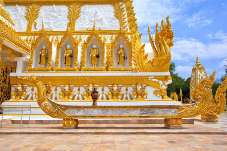 泰国寺庙里的那艘船