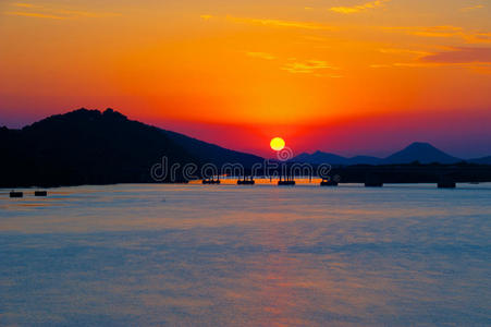 河流日落