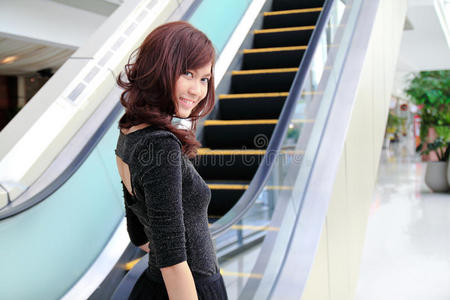 电梯遇到领导电梯上的亚洲女人回头看照片