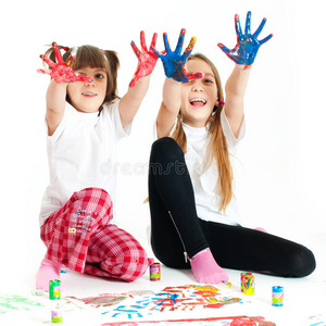 两个快乐的女孩玩手指颜色