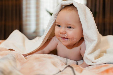 带毛巾的可爱小宝宝