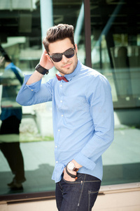 帅气的男模特在户外摆姿势照片