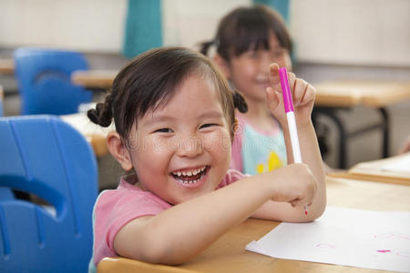 学校 桌子 女人 绘画 照片 微笑 青年 可爱的 中国人