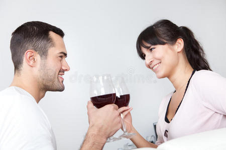 喝红酒的年轻夫妇图片