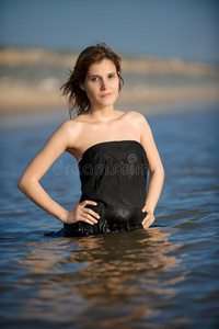 海滩上穿黑衣服的女人淋湿了