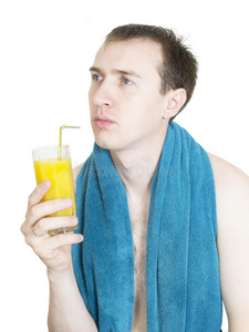 一个年轻人拿着白色的橙汁