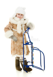 穿着暖和衣服拿着雪橇的女孩