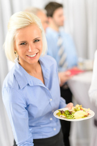 公司午餐自助餐时微笑的女商务人士
