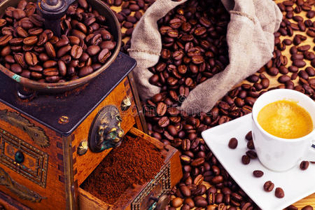 咖啡。咖啡豆和咖啡研磨机