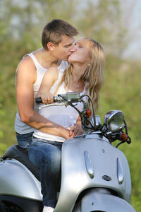 骑摩托车踏板车的年轻夫妇