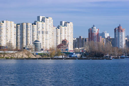 河边的建筑物图片