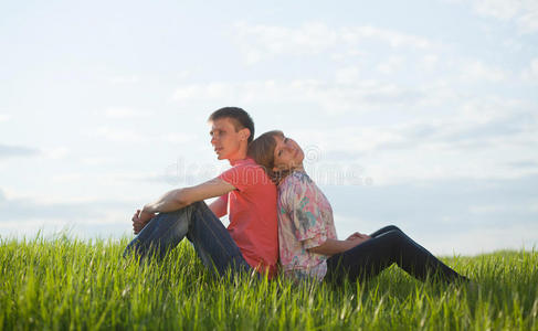 幸福夫妻躺在草地上