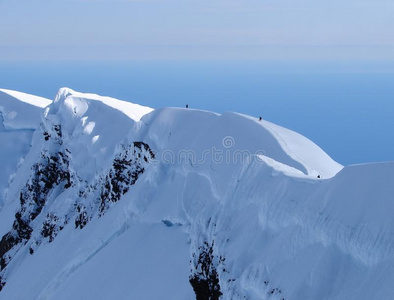 比伦堡火山口边缘的登山者