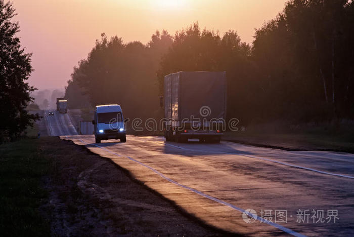 早上在路上行驶的卡车