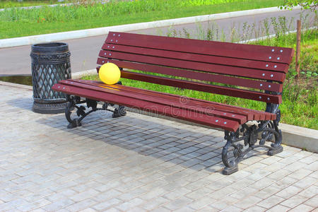 公园长凳上的气球。