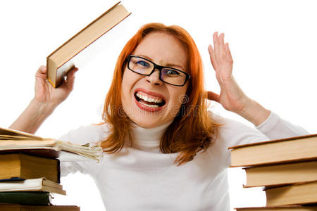 愤怒的红发女孩戴着眼镜看书。