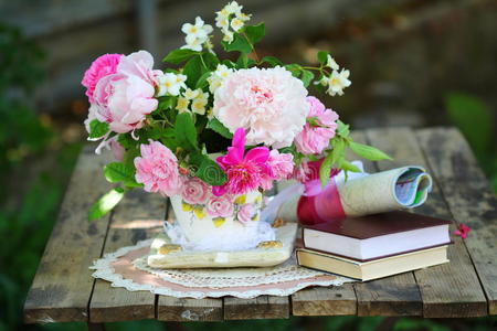 美丽春天花束和书籍