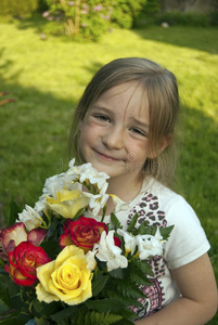 花园里有花的可爱小女孩