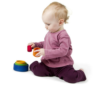 小孩子玩五颜六色的玩具积木