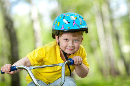骑自行车的可爱孩子的画像