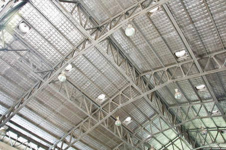 建筑屋顶的钢钢屋顶-33钢屋顶-13为新房子安装屋顶钢钢桁架梁屋顶施工