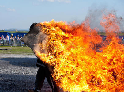 着火的人照片