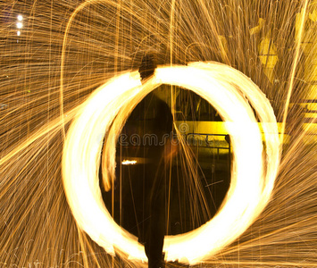 火圈和火花照片