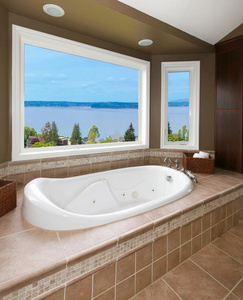 带新浴缸和水景的棕色浴室。