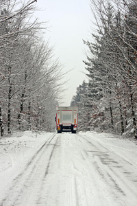 农村雪地里开的卡车图片