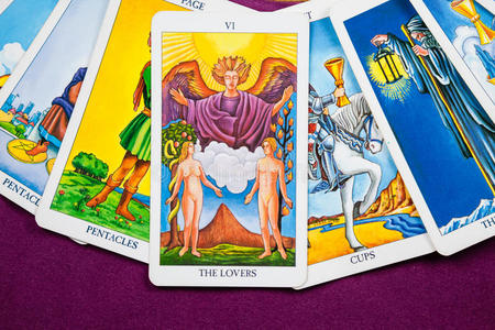 断情人情人们,桌子上的塔罗牌紫色.照片