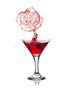 马提尼红玫瑰水花图片