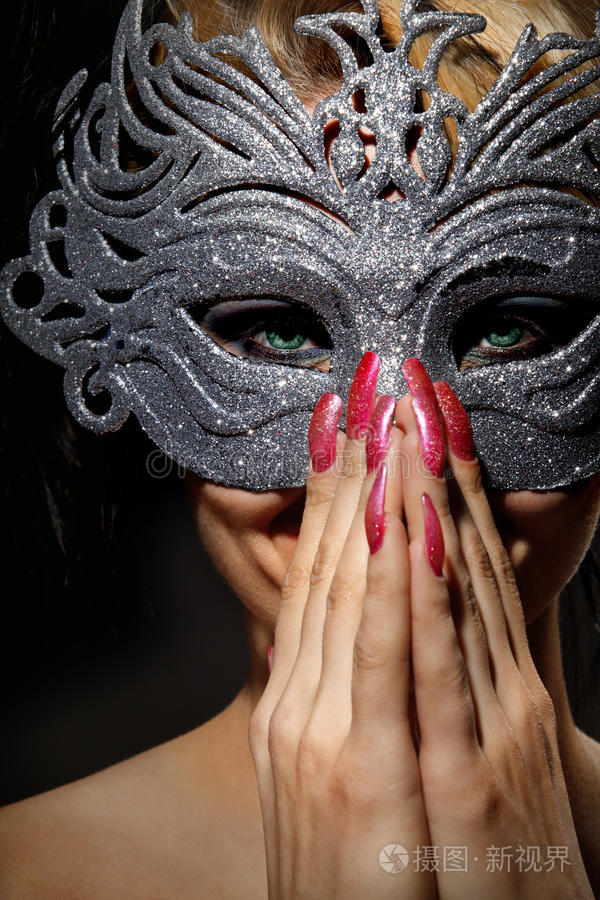 戴着古装面具的隐姓埋名女子