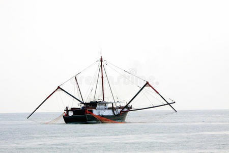 拖网渔船大量的渔业和新鲜的海鲜,在本地市场渔民手工作鱼在船甲板上