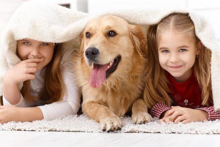 可爱的小女孩和狗一起开心地笑