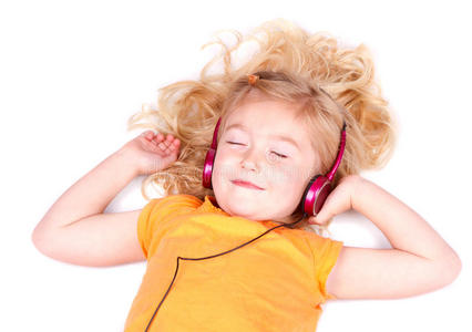 戴耳机听音乐的年轻女孩