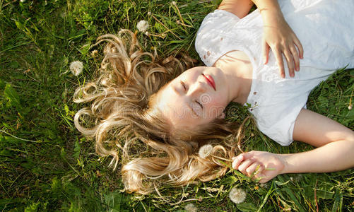 睡在草地上的女孩