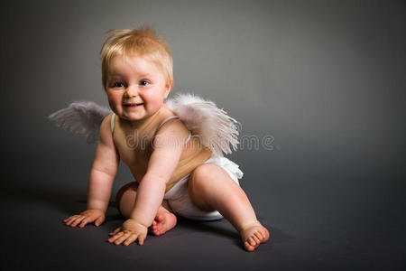 有天使翅膀的婴儿