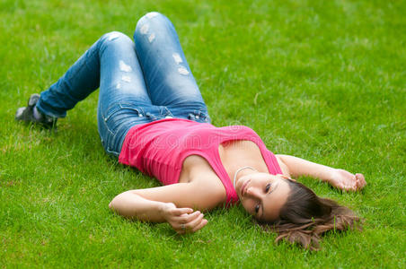 躺在草地上的漂亮女孩