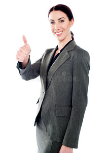 成功的商业女士竖起大拇指