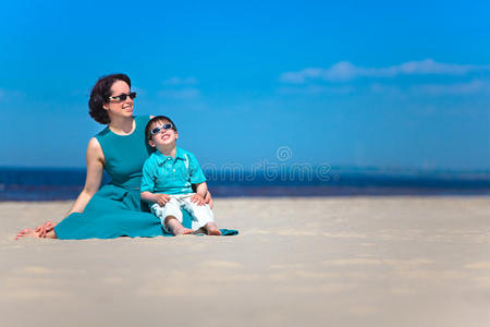 妈妈和她可爱的小儿子在热带海滩