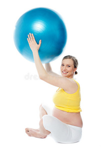 带着球微笑的孕妇