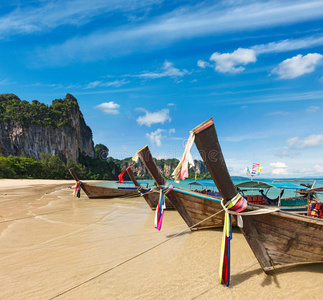 泰国海滩上的长尾船
