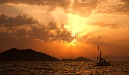 日落时海上的游艇