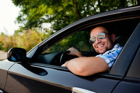 年轻人在车上微笑