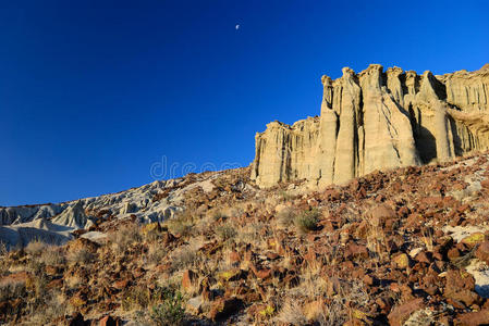 沙漠中的岩石和月亮