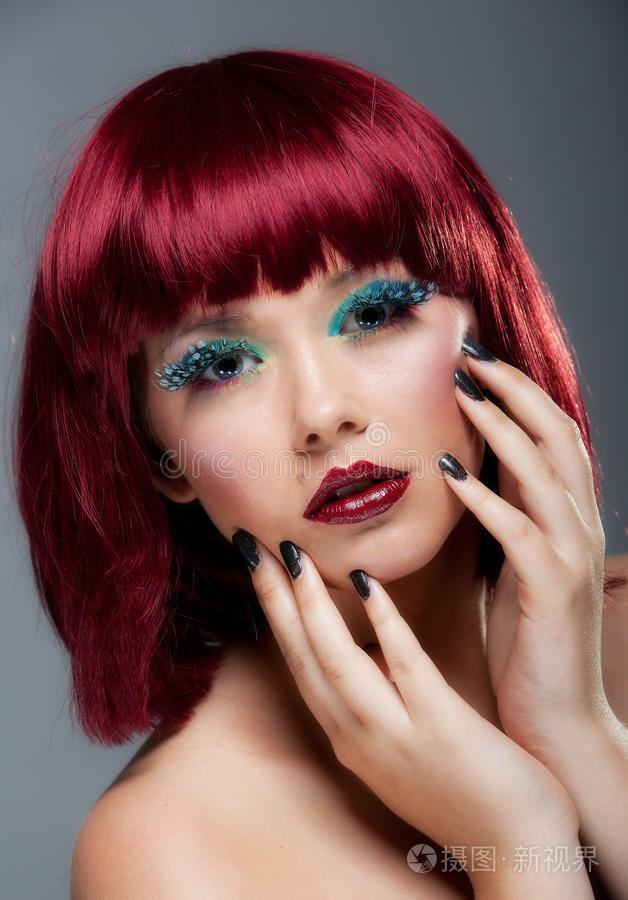 漂亮的年轻女性赤褐色的头发和妆容